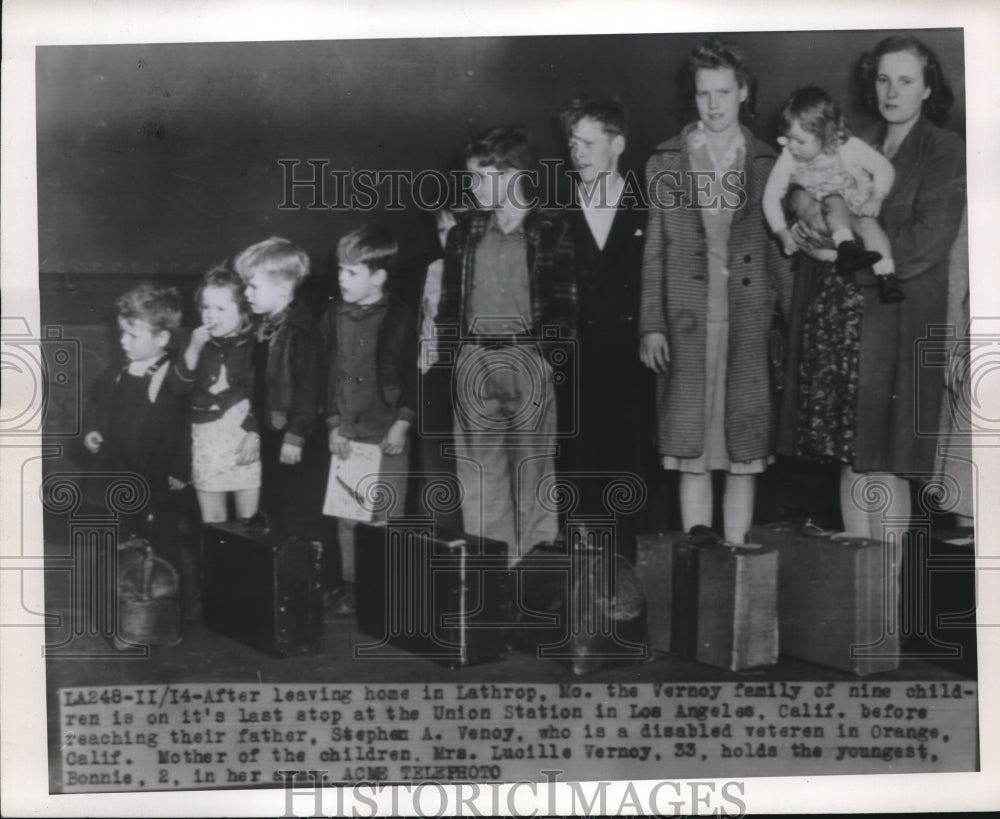 1945 Press Photo The Vernoy family with 9 children in LA, Calif. - Historic Images