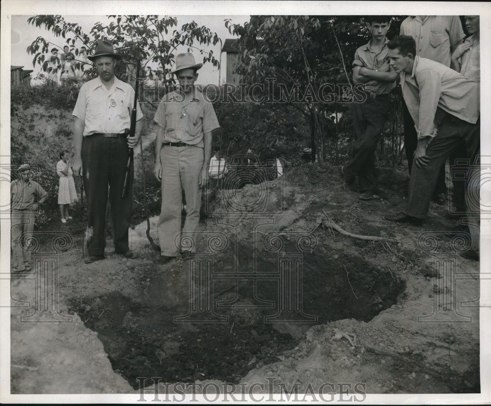 1945 Press Photo Grave that Mrs p Martin buried husband after murdering him - Historic Images