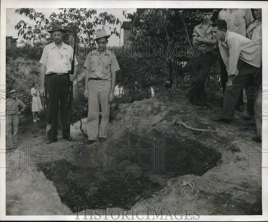 1945 Press Photo Grave that Mrs p Martin buried husband after murdering him - Historic Images