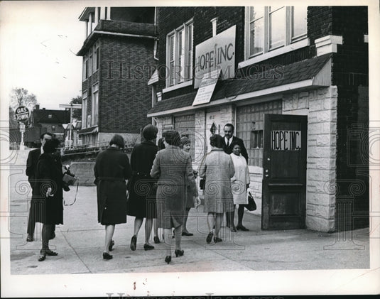1968 Press Photo People outside of a store - neb94318 - Historic Images