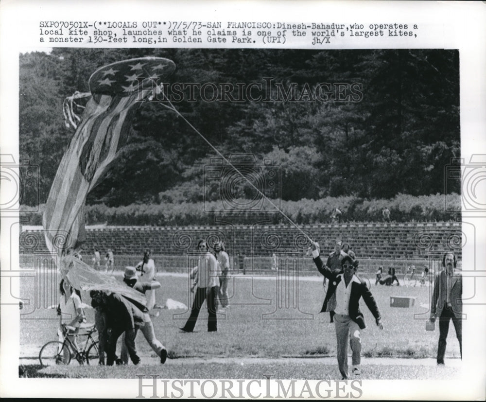 1973 Press Photo Dinesh-Bahadur With World&#39;s Largest Kite in Golden Gate Park - Historic Images