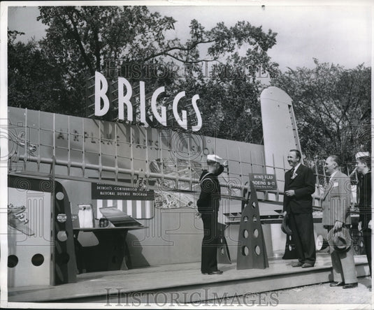 1942 Mich. Gov Van Wagoner at Briggs Mfg Co at State Fair - Historic Images