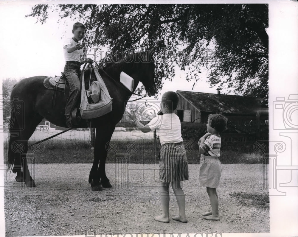 1959 Press Photo Monterey, Wis. news carrier Scott Tremaine on horseback, - Historic Images