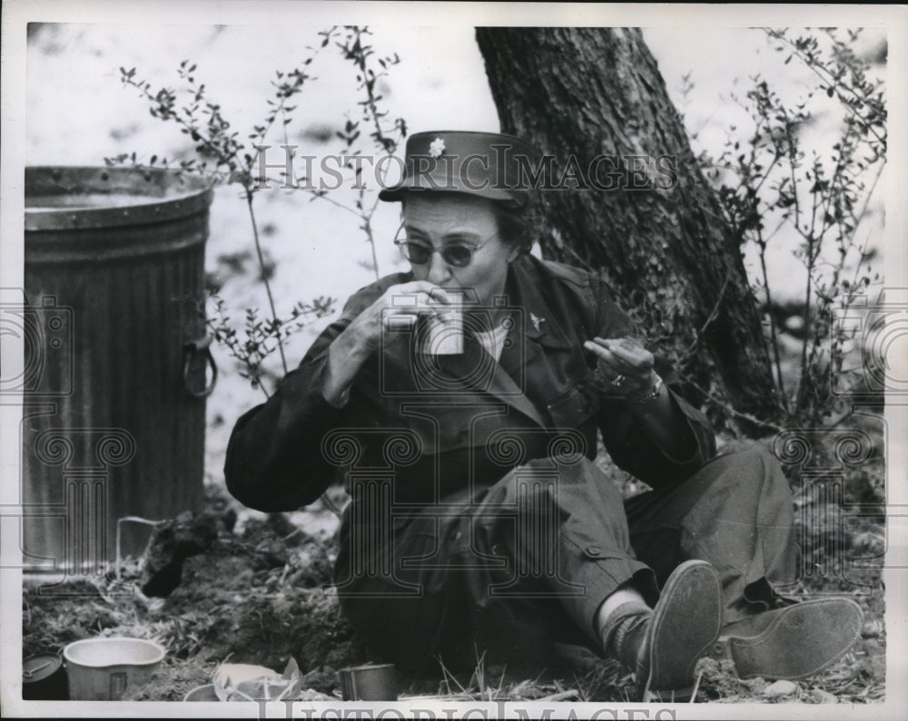 1958 Press Photo Beirut, Lebanon Army RN Maj. Frances Thomas eats lunch-Historic Images