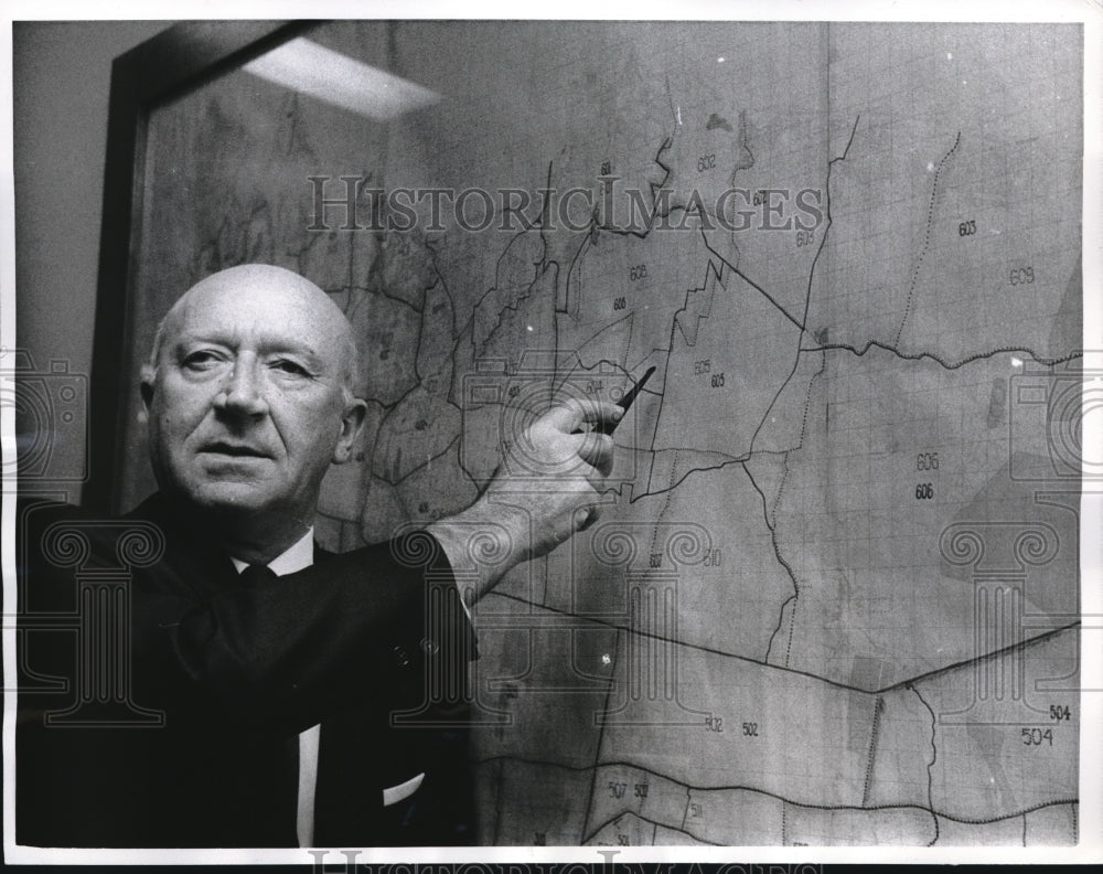 1968 Press Photo Police Commissioner John L. Barry Points to State Univ. of NY - Historic Images