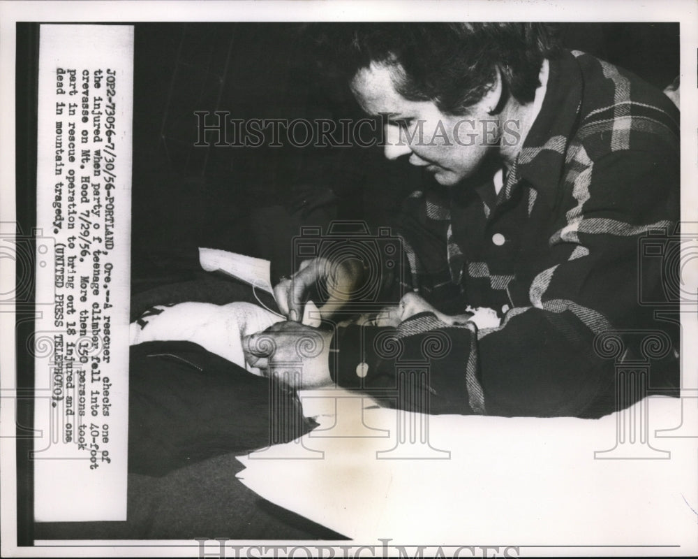 1956 Press Photo Portland, Ore. rescuers &amp; injured teen climber at Mt Hood - Historic Images