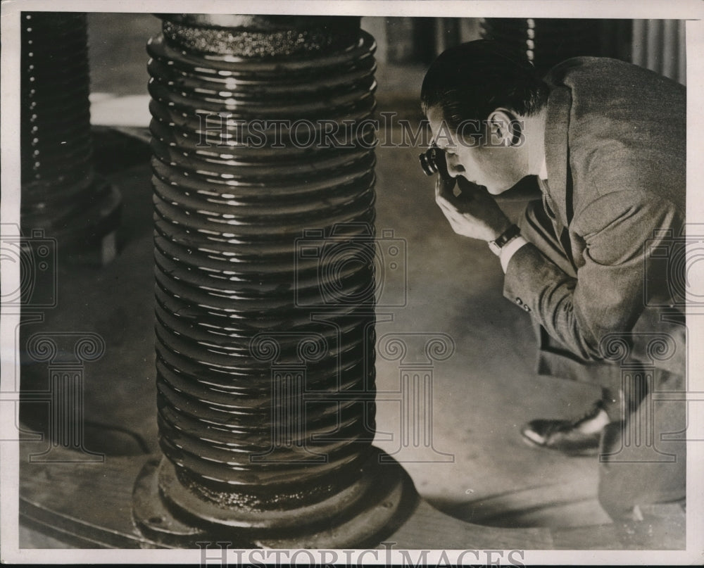 1938 Press Photo Dr WH Wells, Westinghouse physicist at research labs - Historic Images