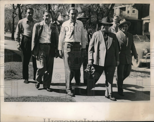 1949 Press Photo Akron, Ohio Umbert Buzzli, Hob Harr on walk from Cleveland - Historic Images