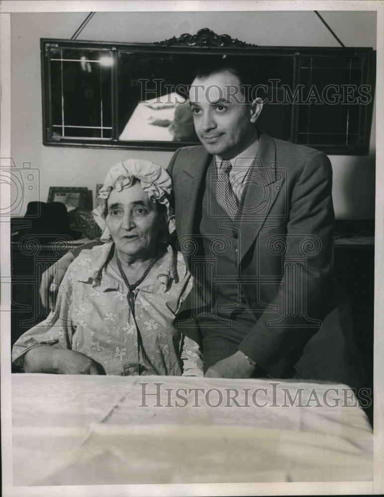 1935 Press Photo Abe Weiss &amp; mom Tillie Weiss Win Irish Hospital Sweepstakes - Historic Images