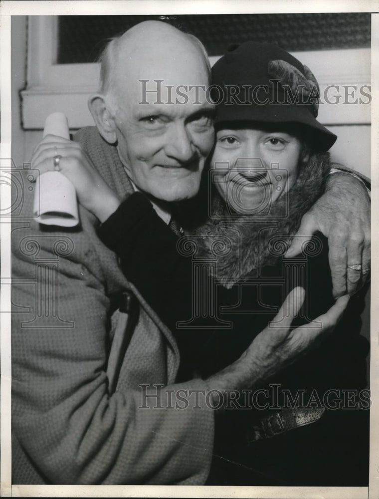 1935 Press Photo WL Brown &amp; M Hanner age 93 get marriage license in San Diego,Ca - Historic Images