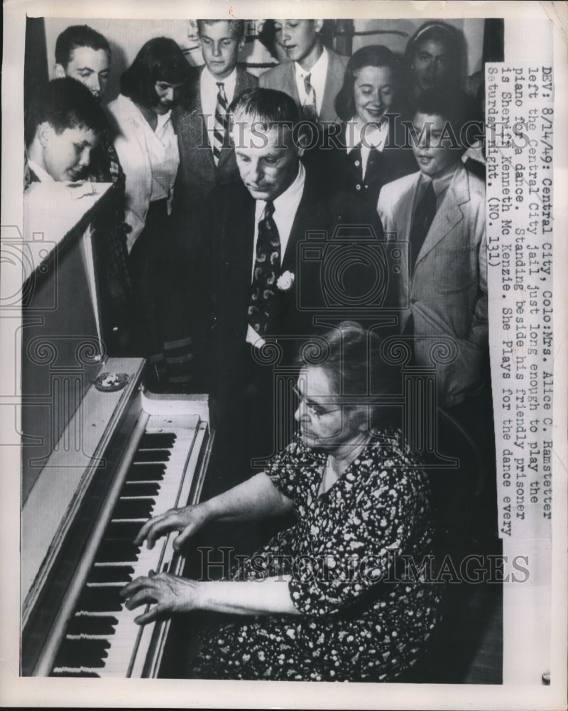 1949 Press Photo Alice Ramstetter Left Jail Long Enough To Play Piano - Historic Images