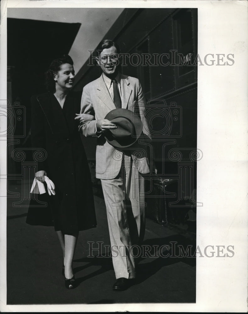 1942 Press Photo Mrs. H. Norman, Mr. Norman, at the Railway Station in Montreal - Historic Images