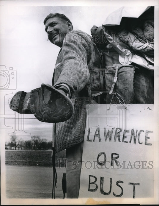 1960 Press Photo Jimmy Bedford of Univ. Kansas Hitchhikes Around the Globe - Historic Images