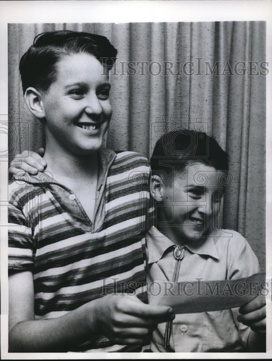 1960 Press Photo David & Charles Williams Found $2700 Turned it in & Got Reward-Historic Images