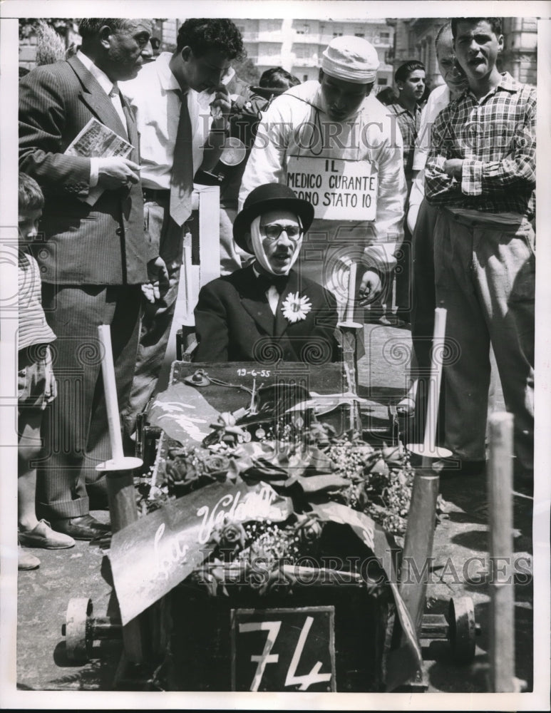 1955 Press Photo Contestant Awaits Starting Signal in Soapbox Derby in Naples - Historic Images