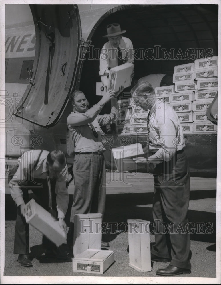 1946 Press Photo Northern Airlines Loaded with Fruit, William Buller, E. Bohart - Historic Images