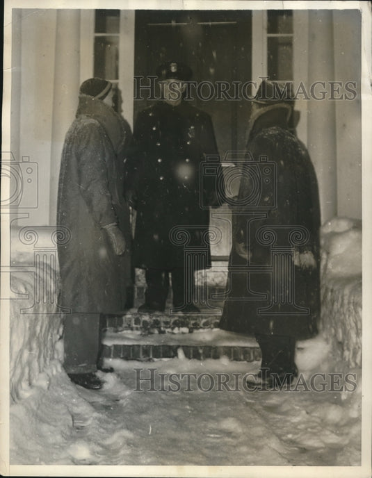 1934 Press Photo Officer Meeks of Hanover Police Talk to Dartmouth Students - Historic Images