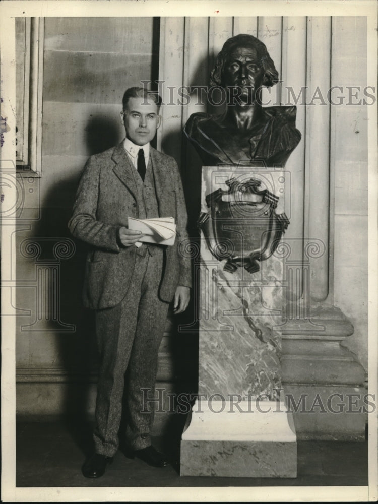 1928 Press Photo Sen Henrik Shipstea standing beside a bust of Pres Washington - Historic Images