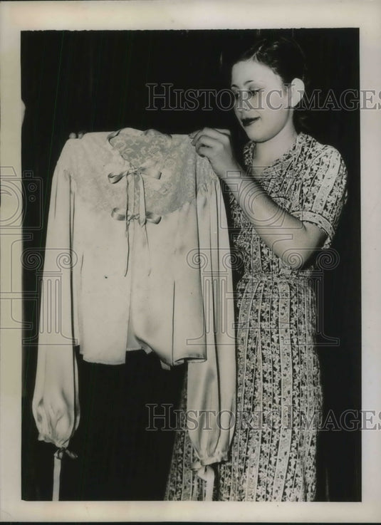 1938 Press Photo Skilled Puertorican needle worker showing embroidered dress - Historic Images