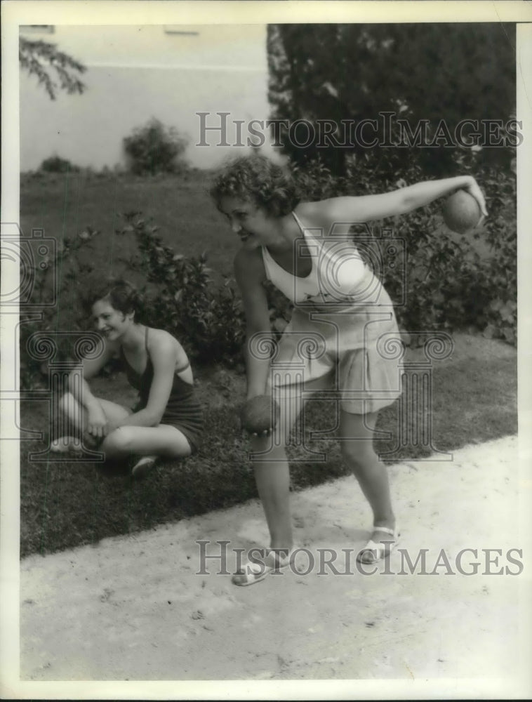 1936 Press Photo Adele Gordon &amp; March Sherwood playing coconut Ball - neb94950 - Historic Images