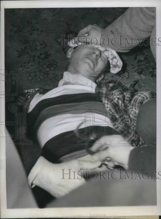 1948 Press Photo William Tomaszak Struggling While Police Try to Cuff Him - Historic Images