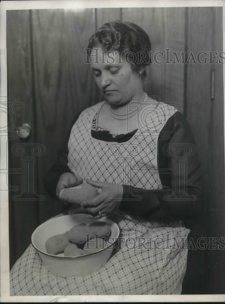 1928 Press Photo Mrs. Jarenewski Prepares Spuds-Historic Images