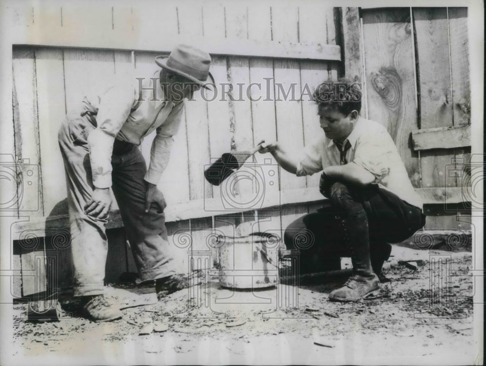 1935 Press Photo George Willey, Don Spoha &amp; oil well discovered on farm in Del. - Historic Images