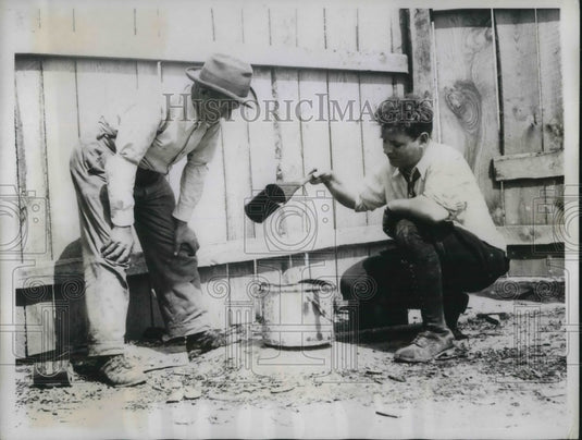 1935 Press Photo George Willey, Don Spoha & oil well discovered on farm in Del. - Historic Images