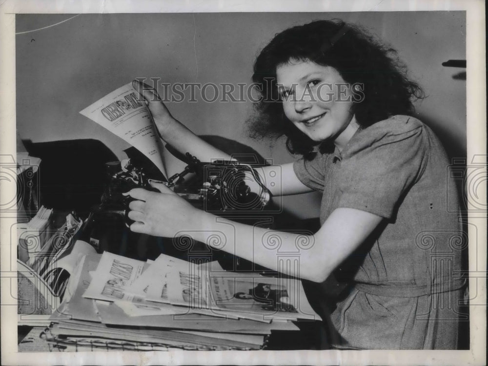 1947 Press Photo Barbara Willis at Age 14 Edits Cherry chicks in England-Historic Images