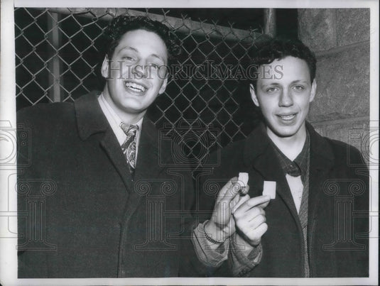 1946 Press Photo Ralph and Irving Sherman, High School Students Head to UNO Line - Historic Images