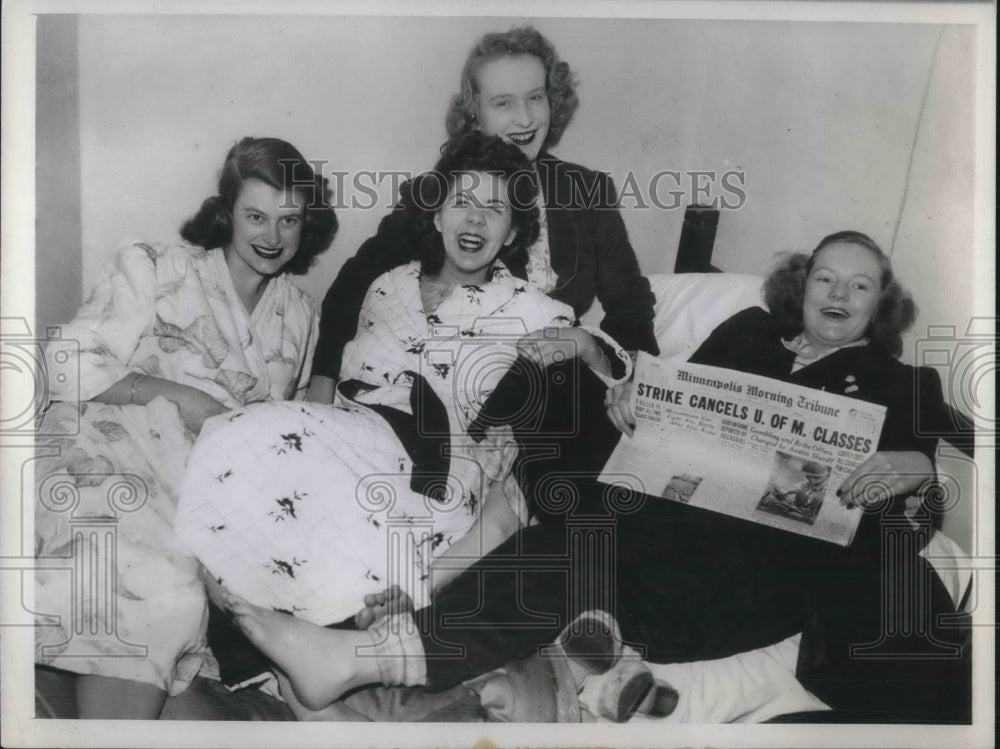 1944 Press Photo Minneapolis, Minn Coeds at Alpha Gamma Delta sorority house - Historic Images