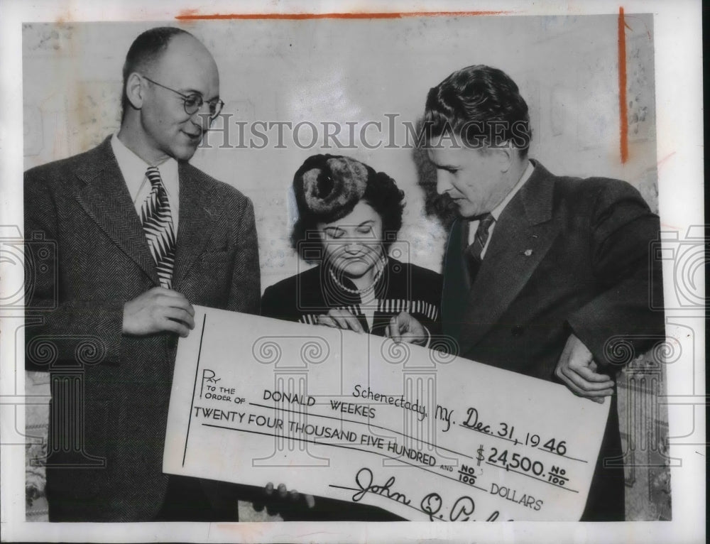 1947 Press Photo Don Weekes receiving a check amounting to $24,500 - neb95205 - Historic Images