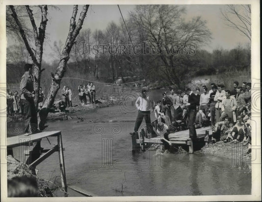 1942 Press Photo Phylis Palmer crossing the stream via swing rope - neb95253 - Historic Images