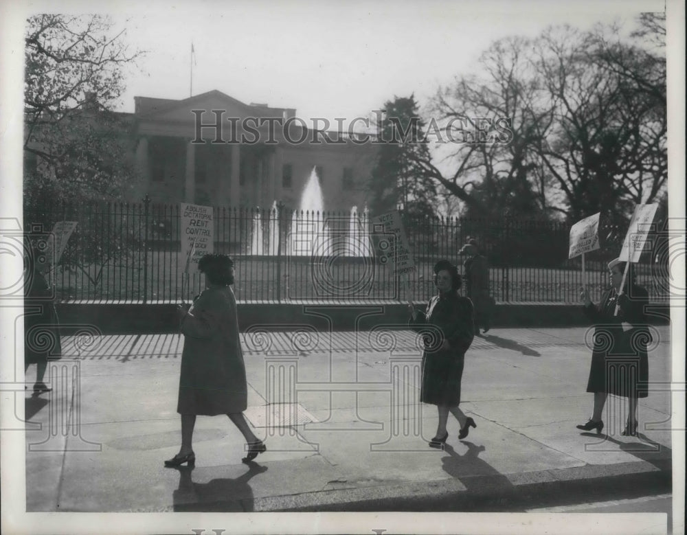 1946 Press Photo group of Detroit women picket at White House about rent control - Historic Images