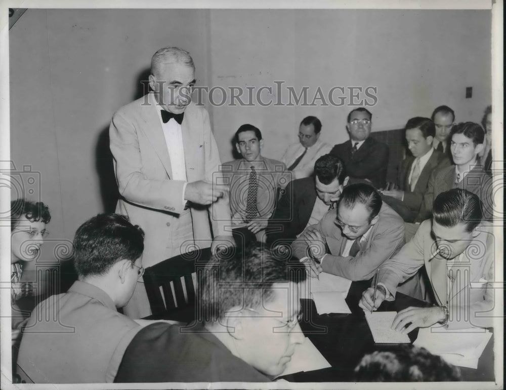 1942 Press Photo Elmer Davis having a meeting as the Director of War Information - Historic Images