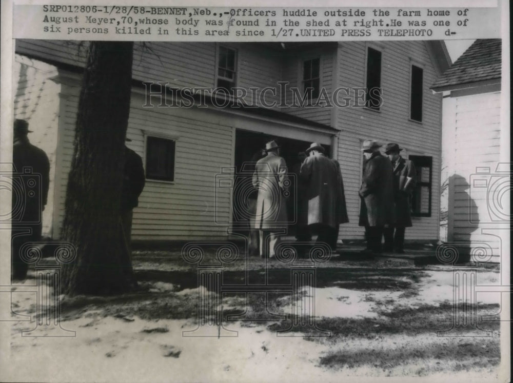 1958 Press Photo Officers huddle around a barn where a body was found. - Historic Images
