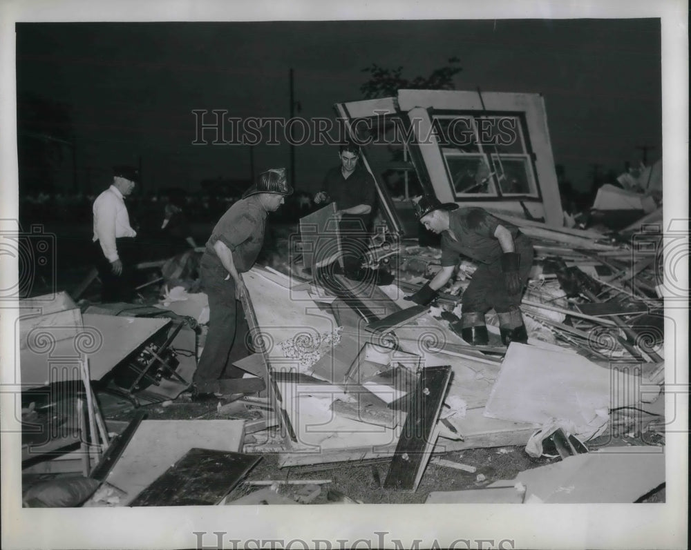 1946 Press Photo Devastation caused by a tornado that hit River Rouge, Mich - Historic Images