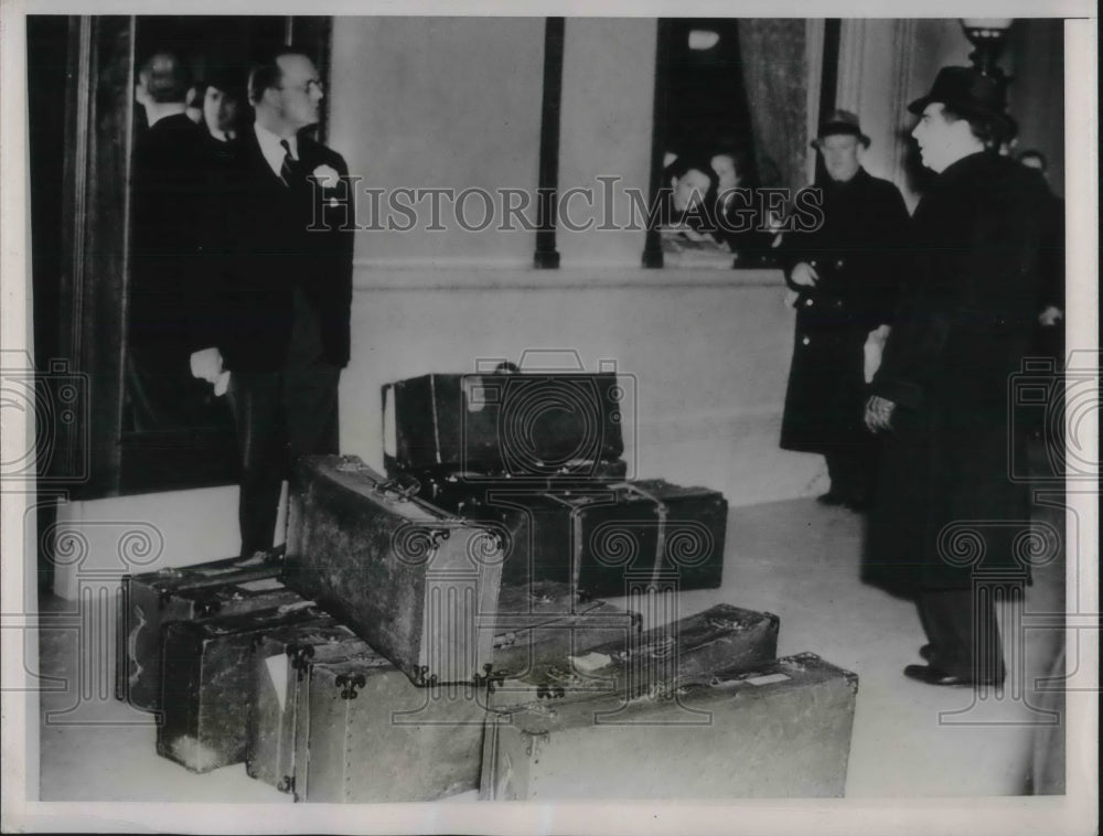 1937 Press Photo Guest baggage at the lobby of a hotel during Hotel shutdown - Historic Images