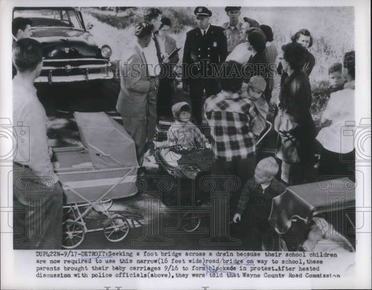 1953 Press Photo School kids & their parents during protest strike - neb95398-Historic Images