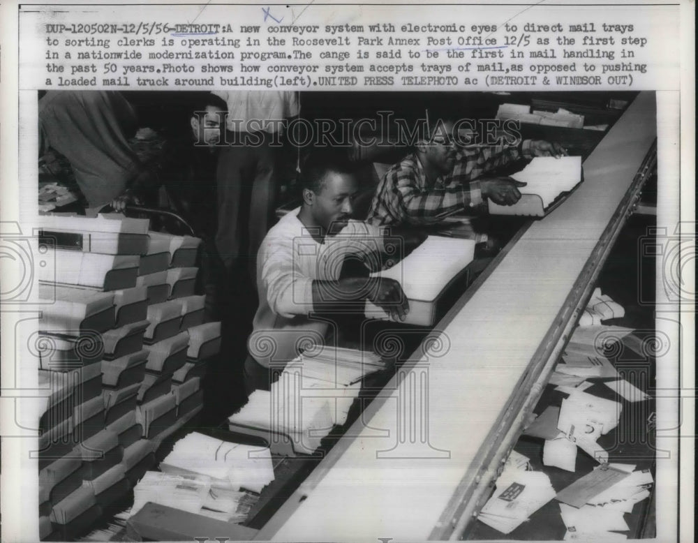 1956 Press Photo Detroit. new conveyor system for sorting at Post office - Historic Images