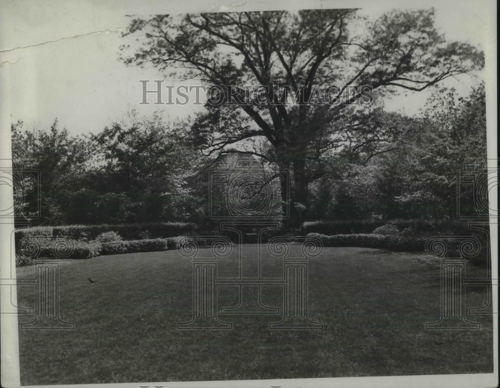 1939 Akron, Ohio lawn &amp; gardens of Huber family  - Historic Images