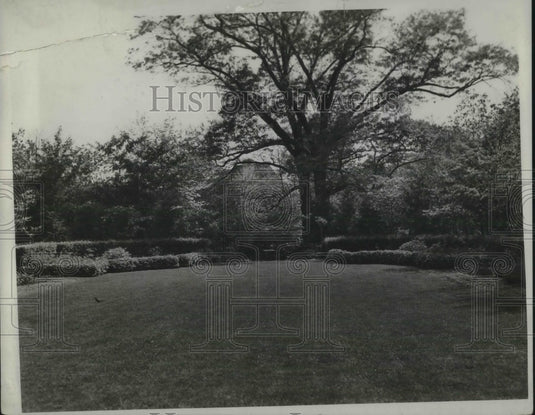 1939 Akron, Ohio lawn & gardens of Huber family  - Historic Images