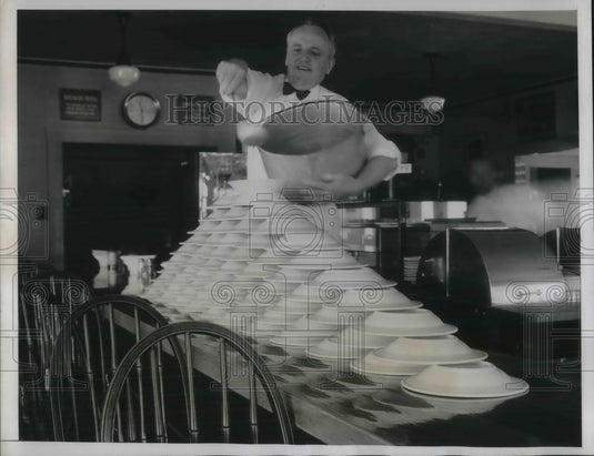 1936 Press Photo Andy Anderson Creator Of Tasty Broth Pouring 693,000th Bowl - Historic Images