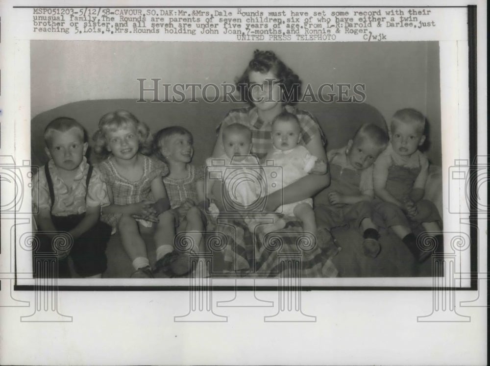 1958 Press Photo Cavour, S.Dak Mr &amp; Mrs Dale Rounds with their 7 children - Historic Images