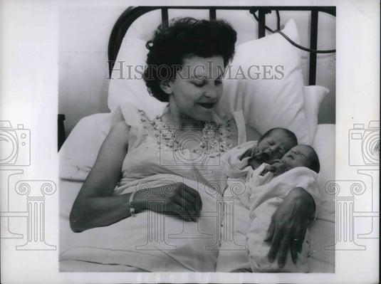 1955 Press Photo Mrs. Renfrow & Her Twins Michael & Patricia At St. Mary's - Historic Images