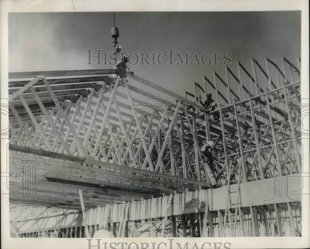 1963 Press Photo The construction of a buildings roof Ft. Laurederdale FL - Historic Images