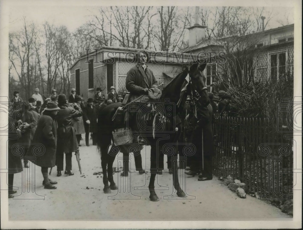 1929 Press Photo Frau Von Kuehlen Rides from Berlin to Paris on Horseback - Historic Images