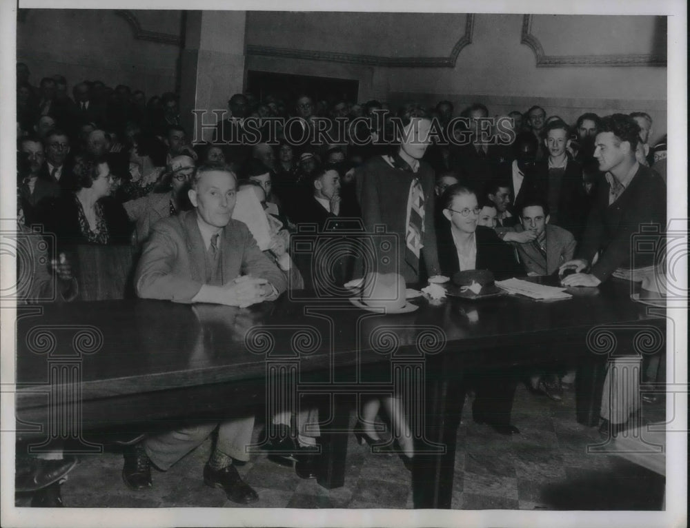 1935 Unemployed Los Angeles Citizens at Board of Supervisors Meeting - Historic Images