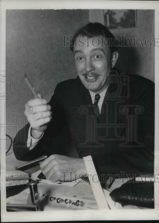 1937 Press Photo George Tudor Representative of a company that makes robes. - Historic Images