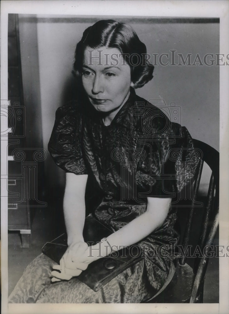 1937 Press Photo Mrs. ME Thomas explaining to police how she has stolen property - Historic Images